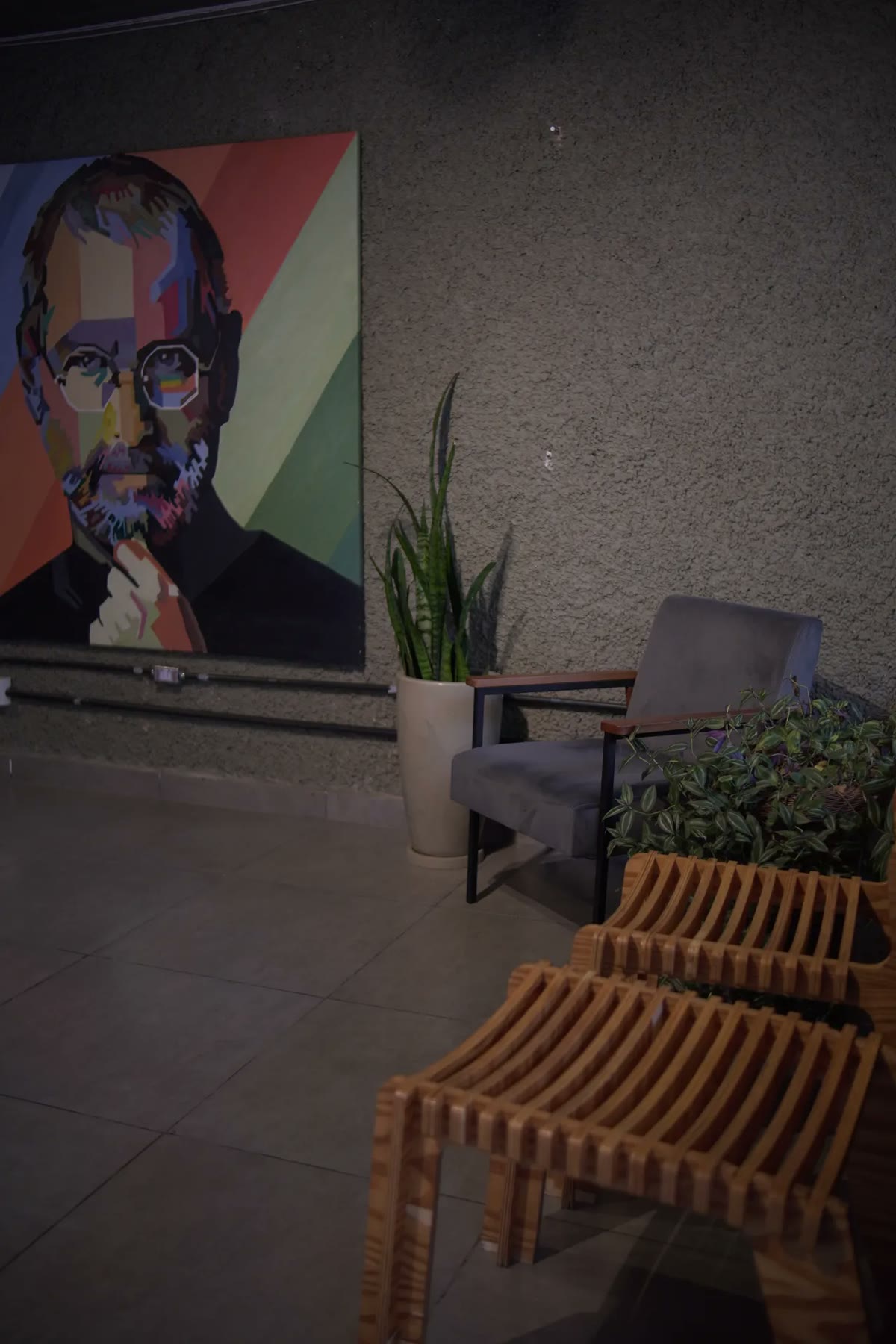 Lounge com arte e poltronas da unidade Anchieta