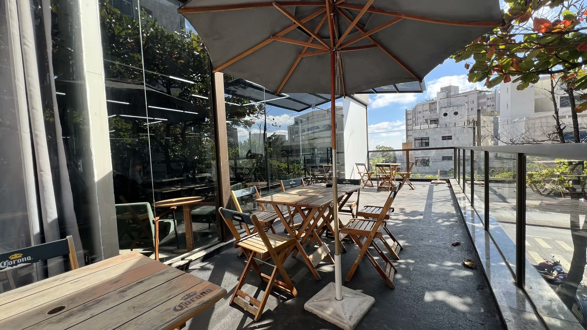Terraço externo com vista da cidade na unidade TROP Mangabeiras