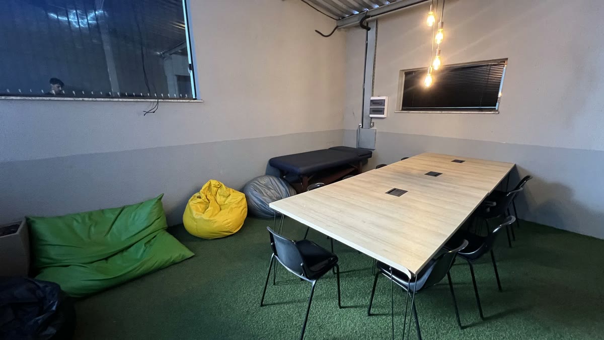 Lounge com pufes da unidade Mangabeiras