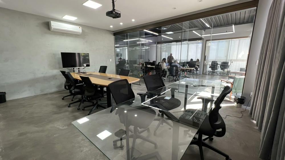 Sala de reunião envidraçada da unidade Mangabeiras