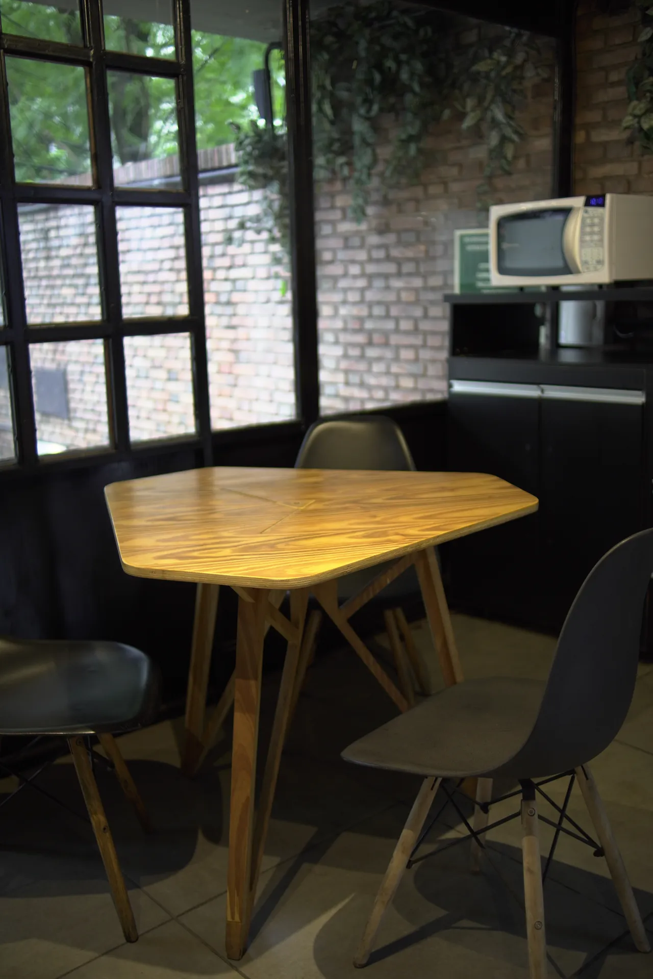 Ambiente de trabalho aberto da TROP Coworking com estações e vista para a cidade